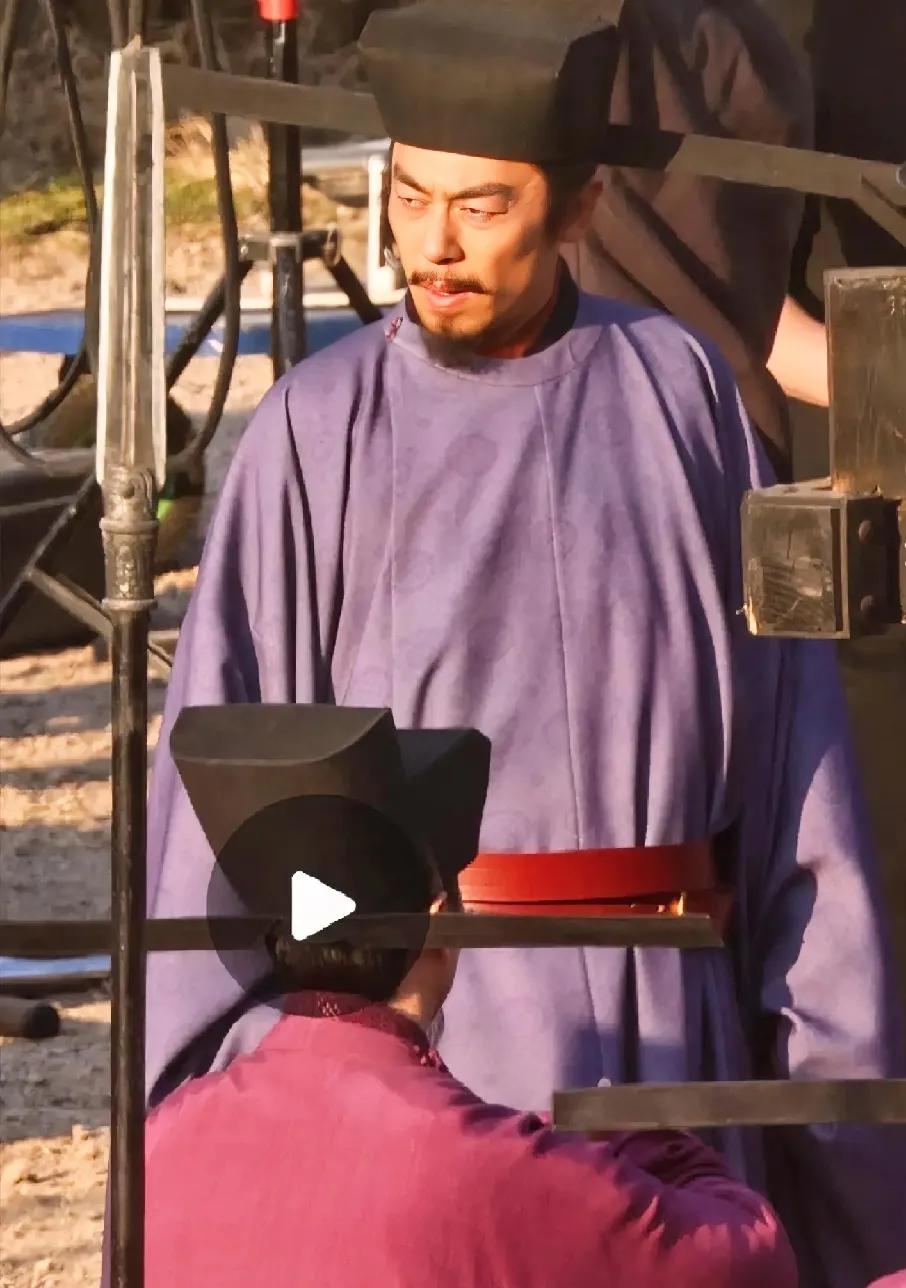 看完太平年，他们说宋朝皇帝也太节俭了，只能穿褪色的衣服。其实那不是褪色，只是穿