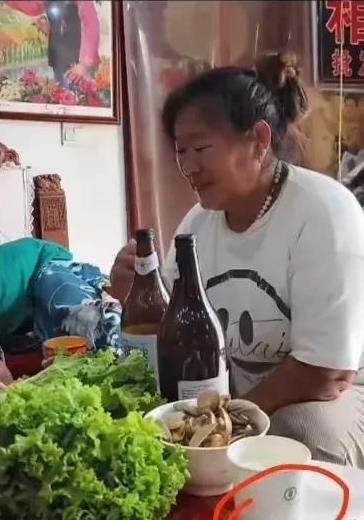 大衣哥和大衣嫂真是会享受，懂得生活，大衣哥是星光大道出名的草根歌手，发家致富后，