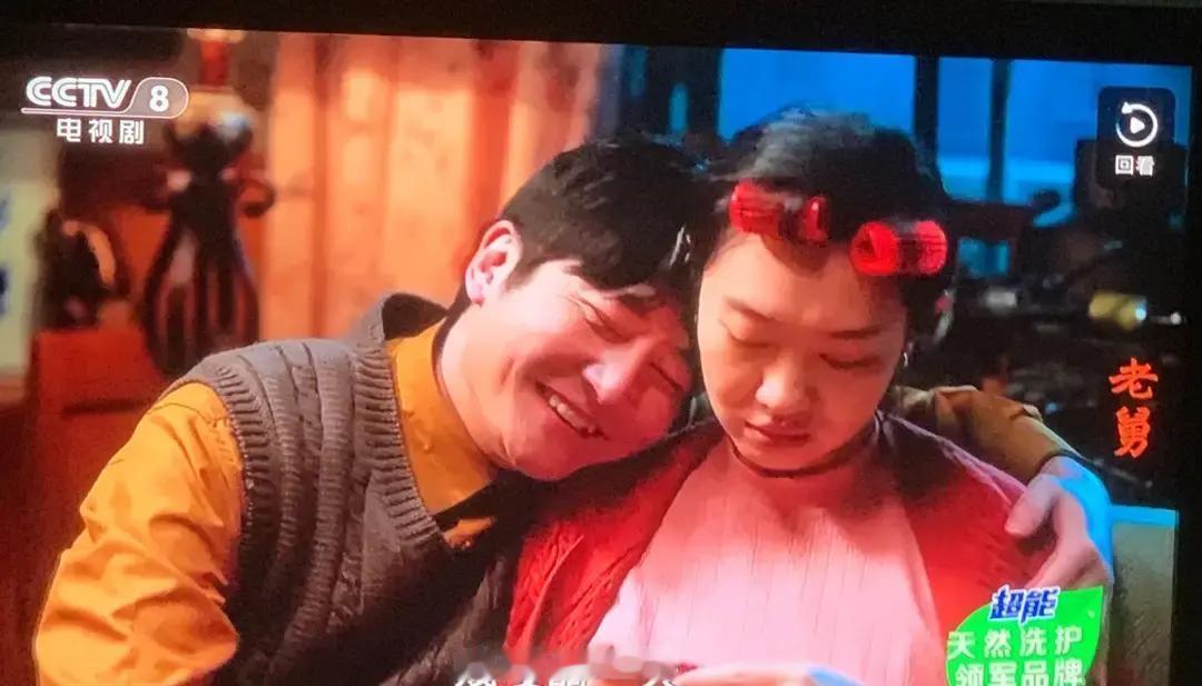 华为二公主姚安娜演戏，这事儿一开始大家都摇头。演个警察，表情僵硬，台词也愣。难怪