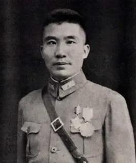 1935年，王耀武得知部下俘虏了一个红军师长，兴冲冲的跑过去准备审讯，但当他看到