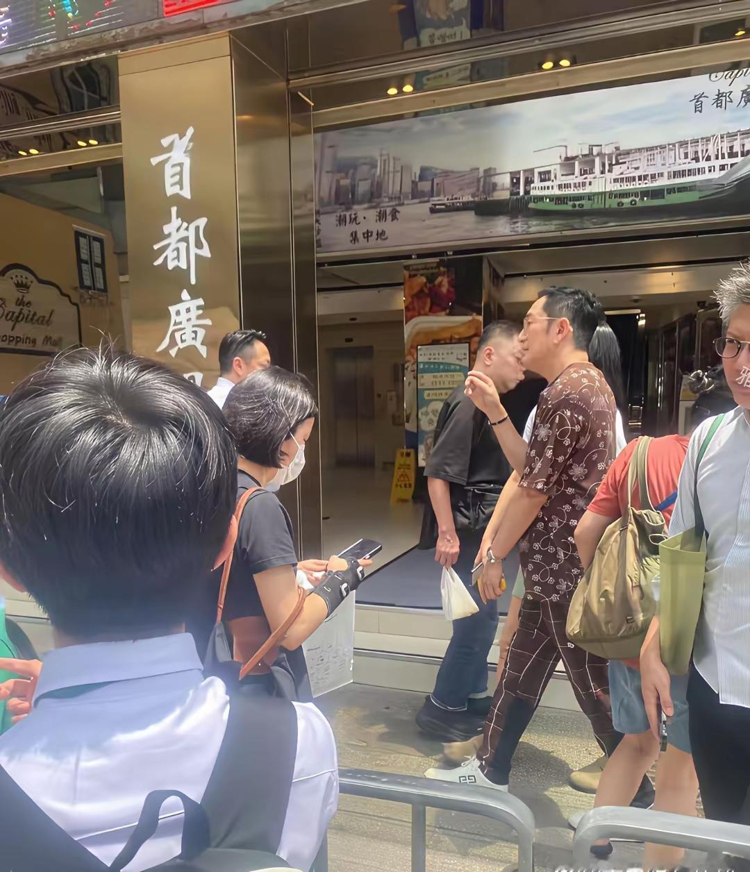对的，香港艺人很接地气，而且很多都会演戏，唱歌，不像内娱的，有的明星，啥都不会，