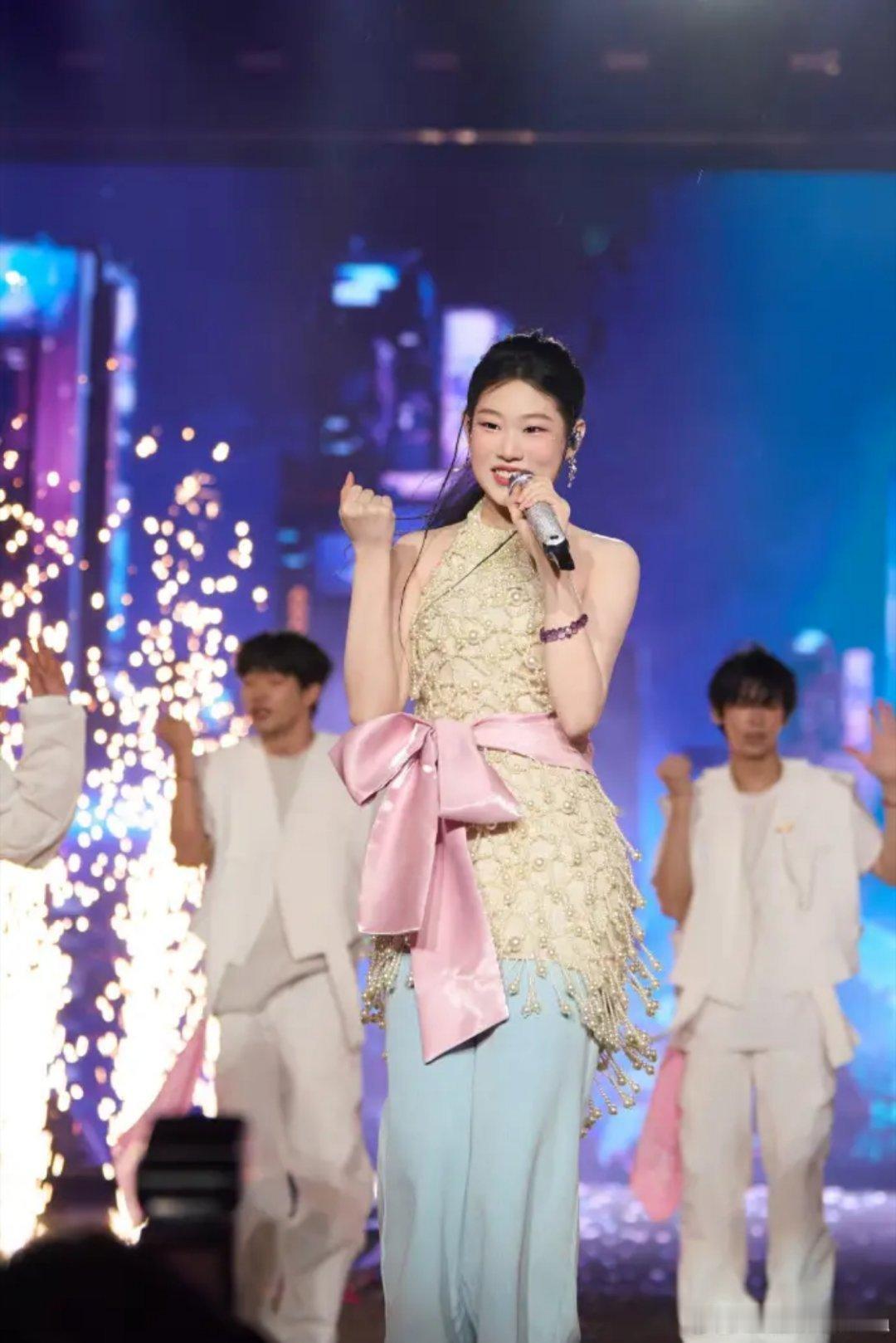 小沈阳女儿音乐节slay全场！与爸爸卖萌超可爱，父女俩长成一张脸​​​