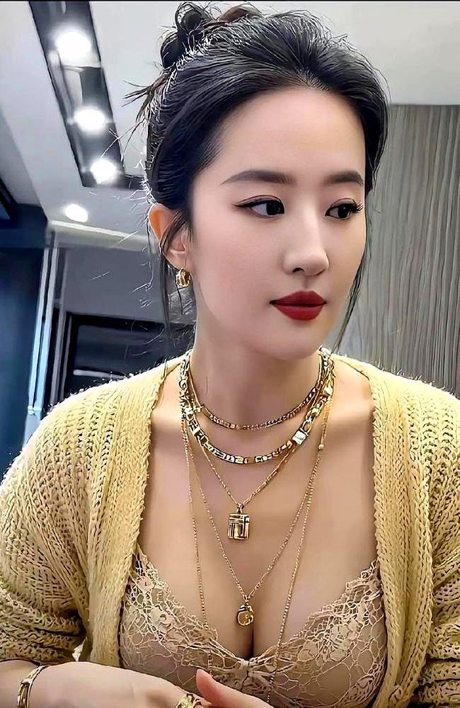 谁能想到，刘亦菲戴多层金链出席宝格丽活动，压过珠宝风头的居然是她颈上的细纹。