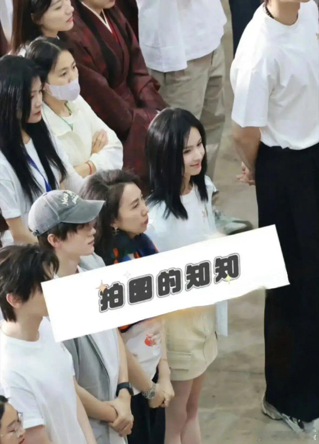 翘楚陈都灵周翊然《翘楚》开机男女主开机现场全程无交流，看着蛮尴尬，番位闹来闹去