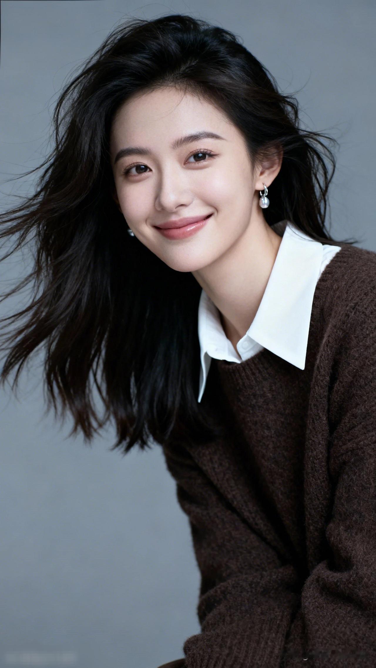 温柔甜美的微笑，自然飘逸的秀发，时尚穿搭的完美结合，尽显优雅气质！🌸💖👗甜