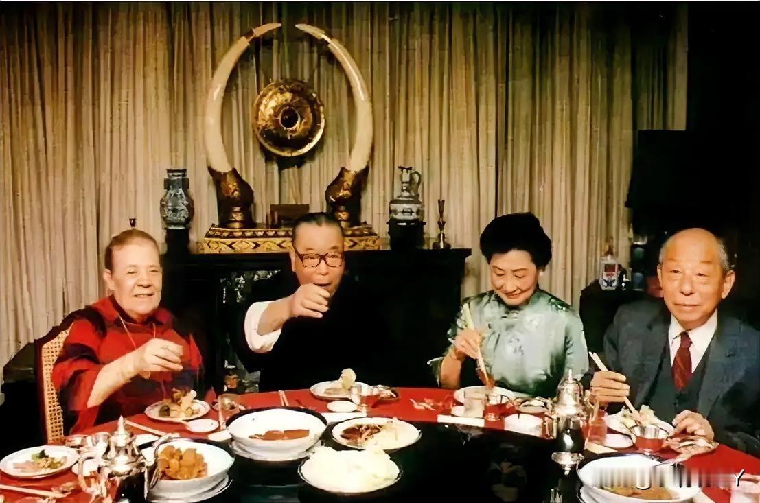 一九八五年，台湾，蒋经国夫妇金婚纪念日邀请张学良夫妇到家中一起用餐时的合影老照片