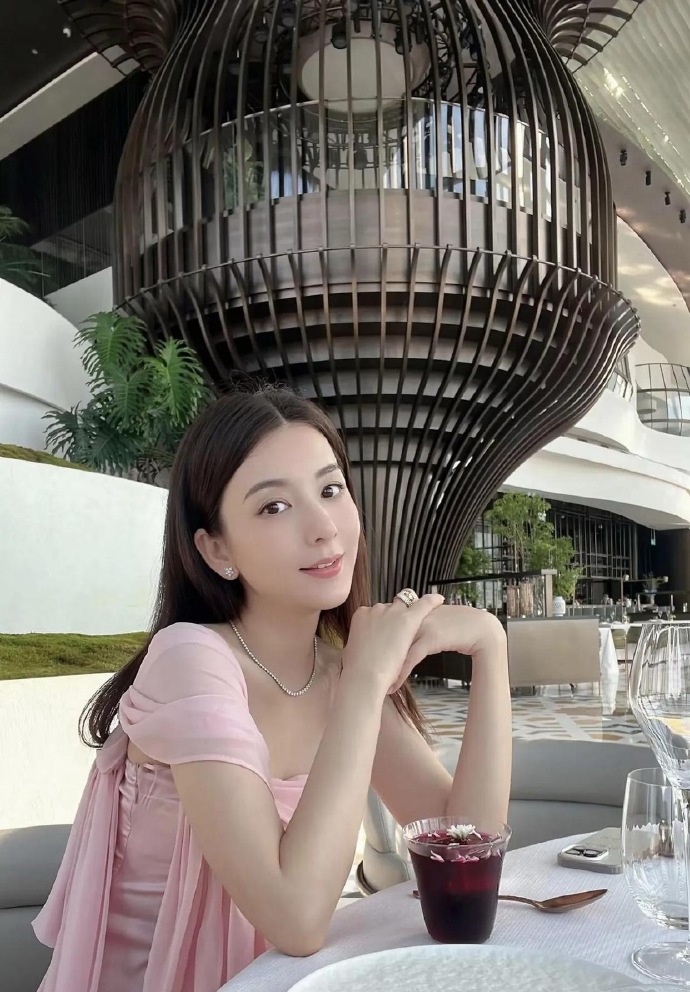 方媛长得很好看，而且她的面相也很好，看起来很温柔，很柔弱，是优质男会喜欢的类型。