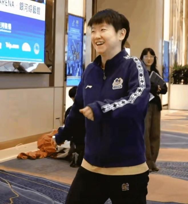 孙颖莎参加晚宴全程开心得像个无忧无虑的小朋友，眼里全是好吃的和好玩的，一会儿玩这