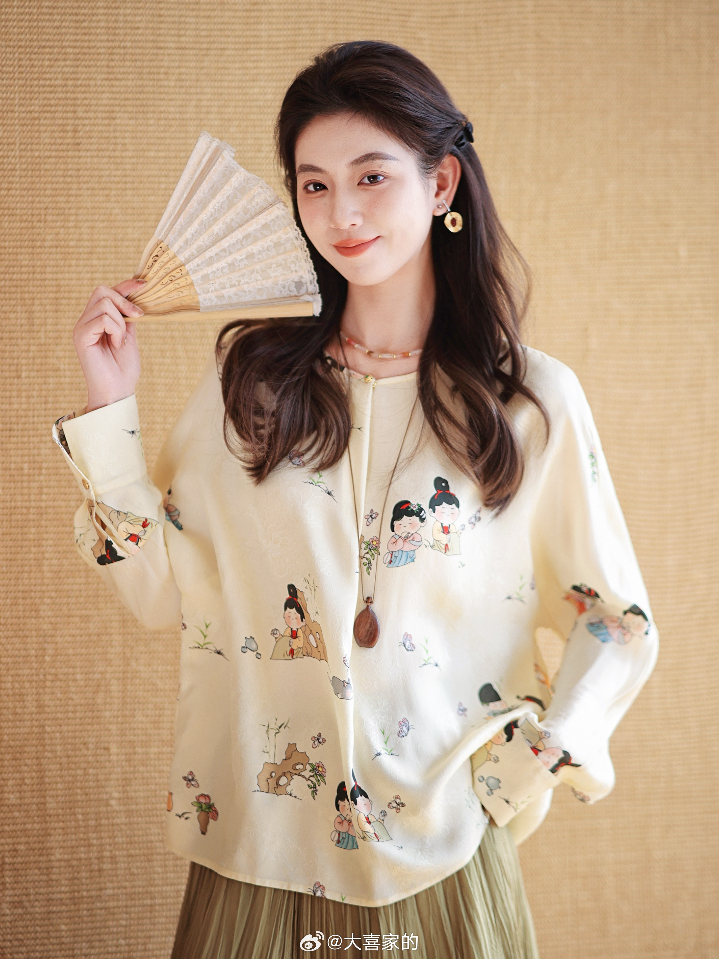 超有意思的一件国风小衫～Q版唐风仕女图巨巨可爱！再加100真丝花萝材质轻盈舒