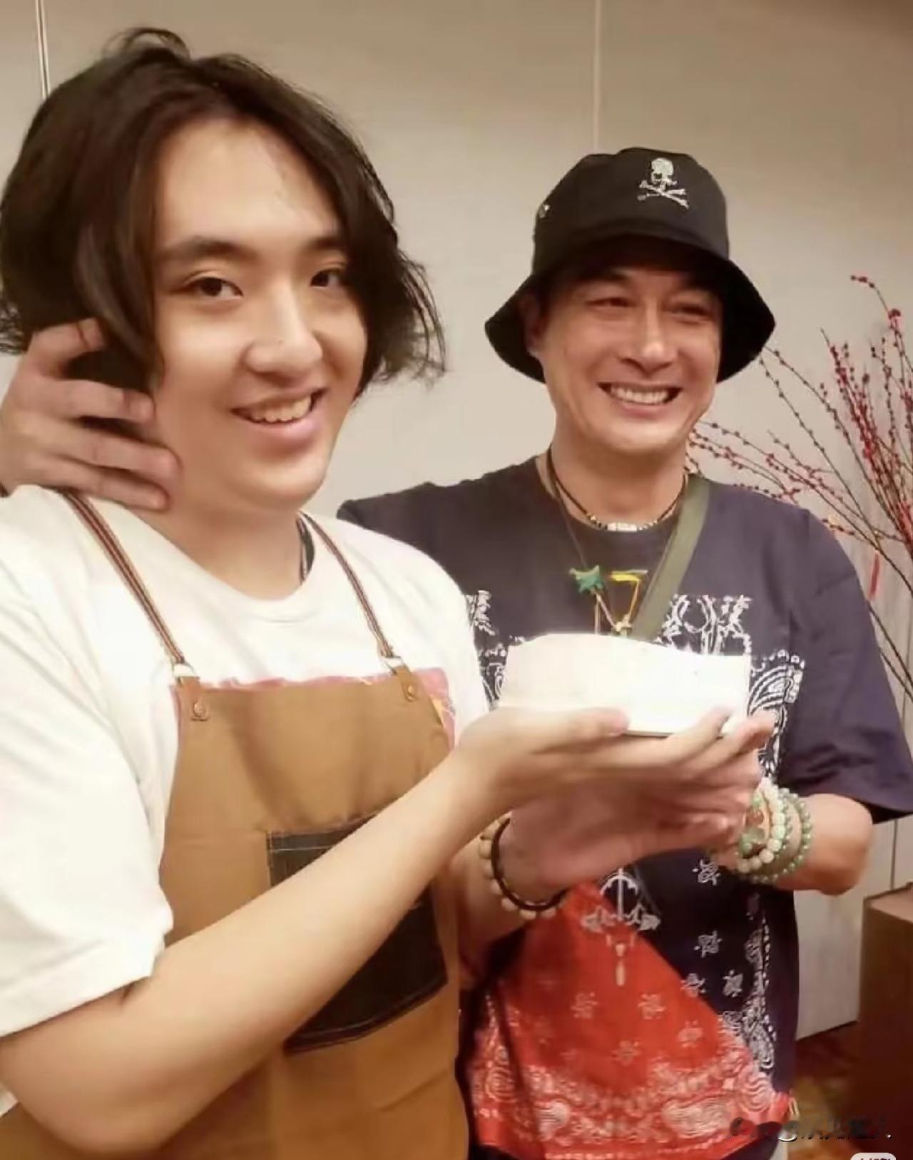 吴镇宇17岁儿子费曼彻底长“跑偏”了！小时候是软萌小正太，现在1米81的身高飙到