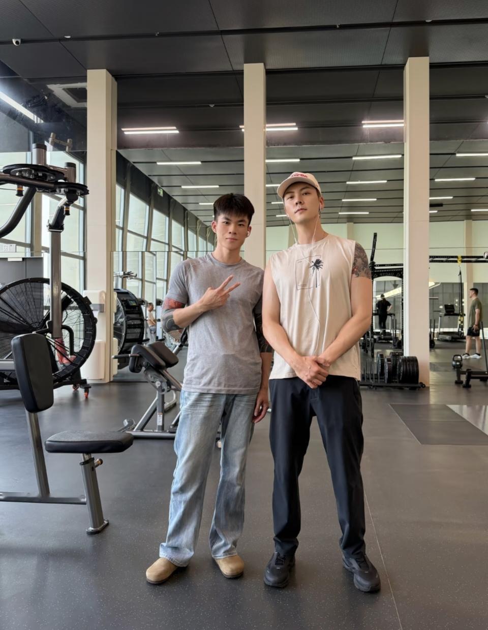 41岁陈伟霆在河北阿那亚一间健身房锻炼被偶遇，他穿着无袖上衣，穿衣打扮时尚有型，