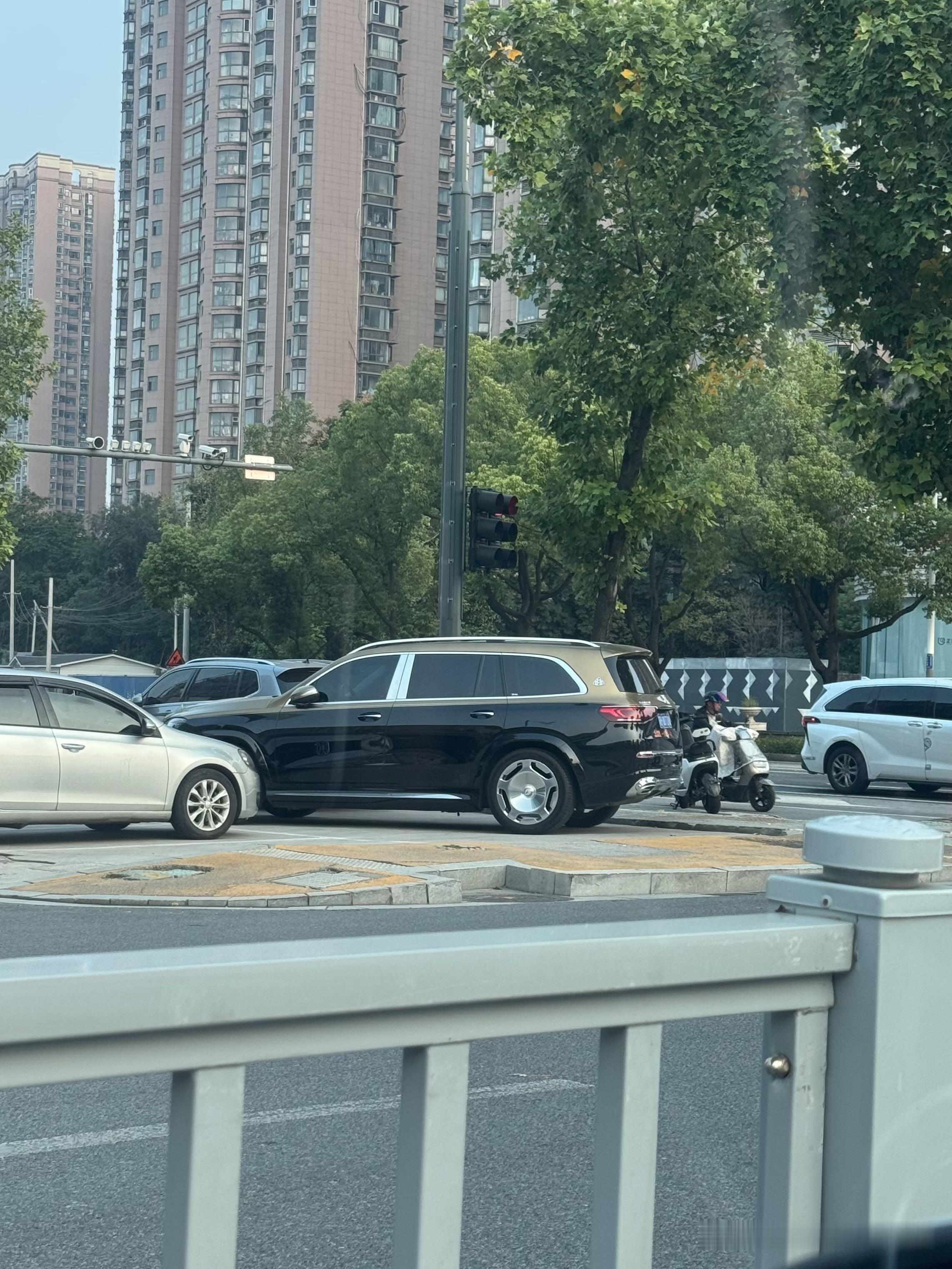 迈巴赫GLS，这气场谁顶得住？偶遇黑金双拼迈巴赫GLS600，双拼车漆+大饼轮毂，车身又大又优雅，在