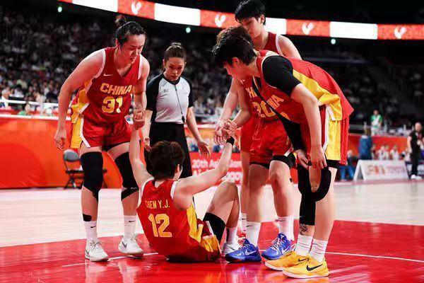 65分狂胜！中国女篮替球迷争口气，小日子真慌了，男篮太羞愧昨天中国男篮20分