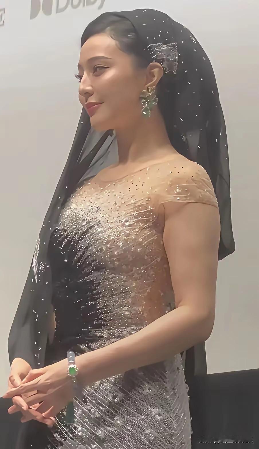 “红气养人”这句话真是一点没错，不红的她身材也走样了，脸蛋也没有从前那般惊艳了