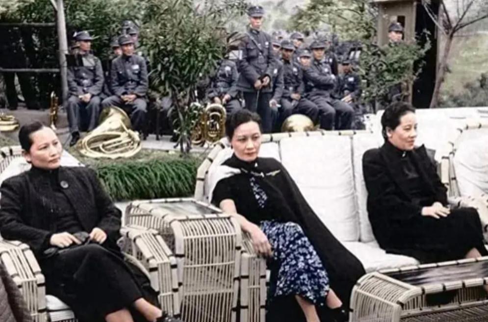 71年，宋美龄前往美国参加宋子文葬礼，半路收到蒋介石密电：速回71年7月5日清