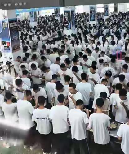 9月12日，山东聊城，冠县一中学食堂未设座椅，所有学生均站着就餐这一视频在网上引