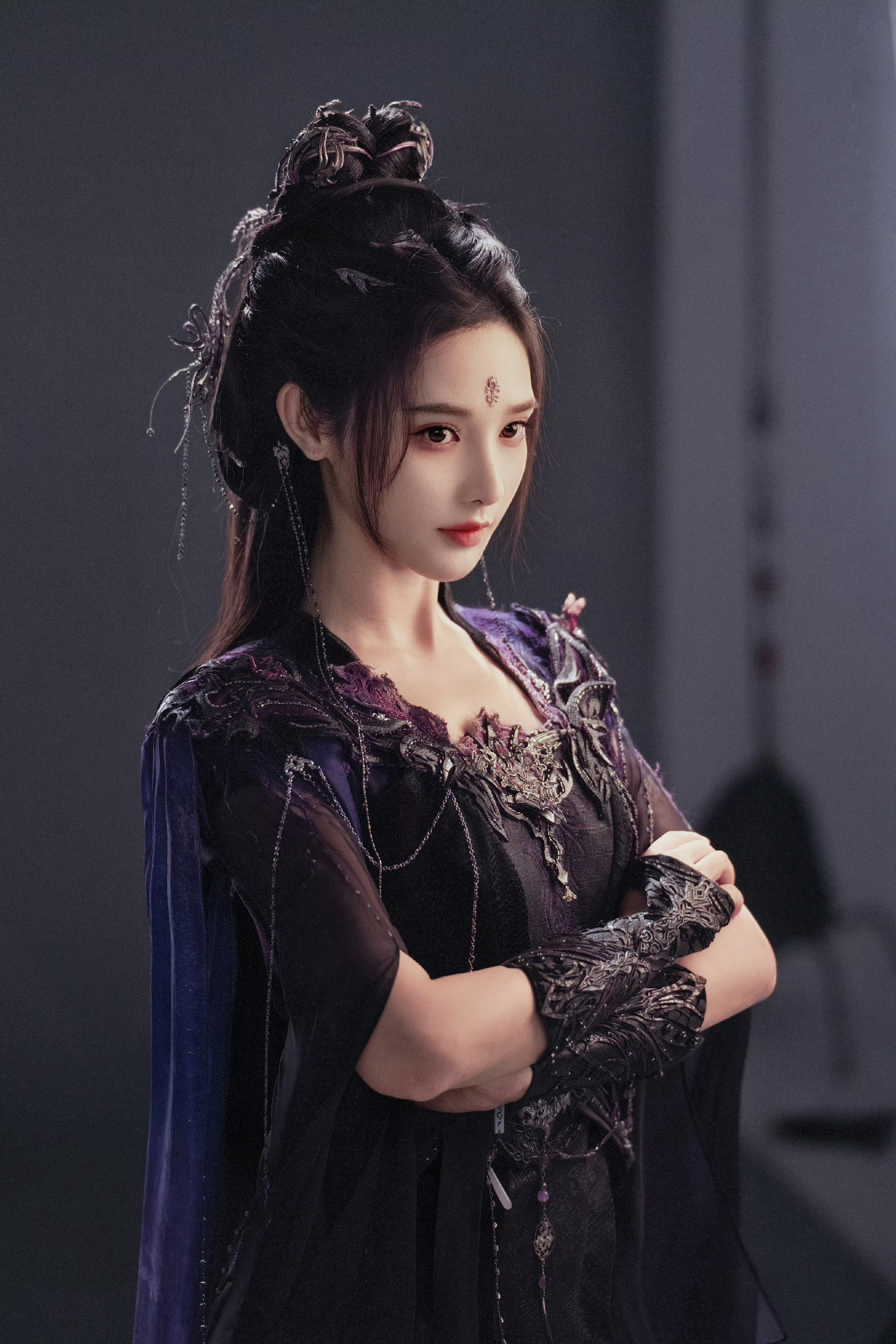 彭小苒紫色紧身抹胸裙彭小苒这次“暗河第一美女”真的绝了，，现代装身材比例也超好
