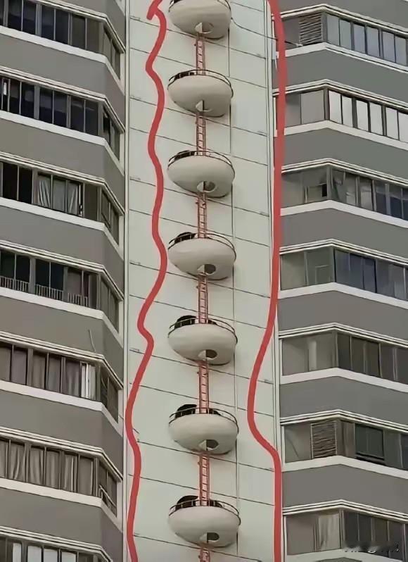 高层楼盘为什么不像这样，设计一个楼外逃生的通道？