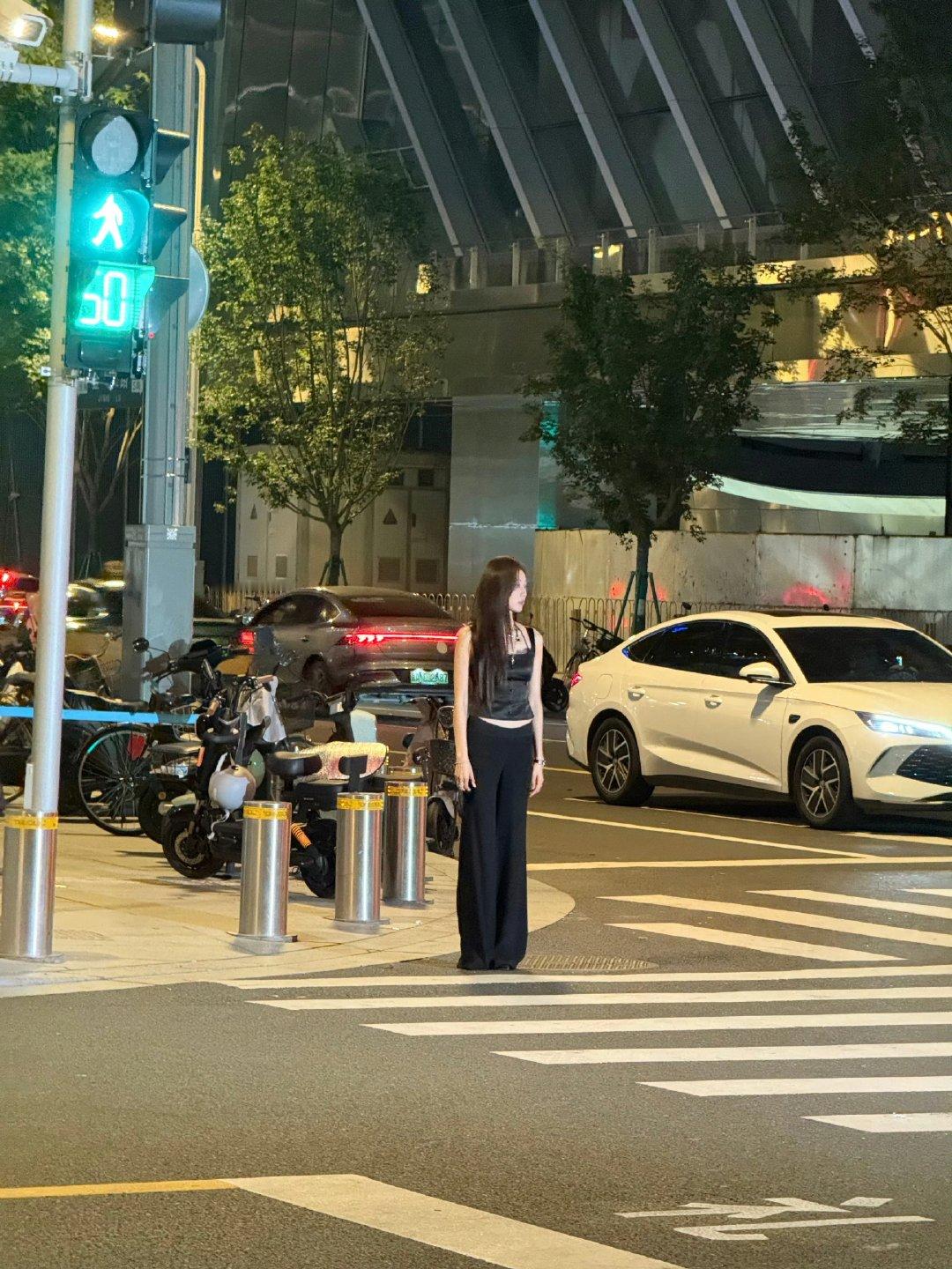 路人镜头下的孙千路人镜头下孙千腿长这个腿长太震惊了​​​