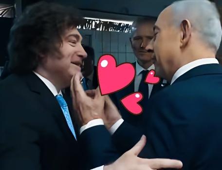 米莱见了内坦尼亚胡这么激动吗？米莱这是情绪失控呢？还是真情流露啊？米莱站在墙