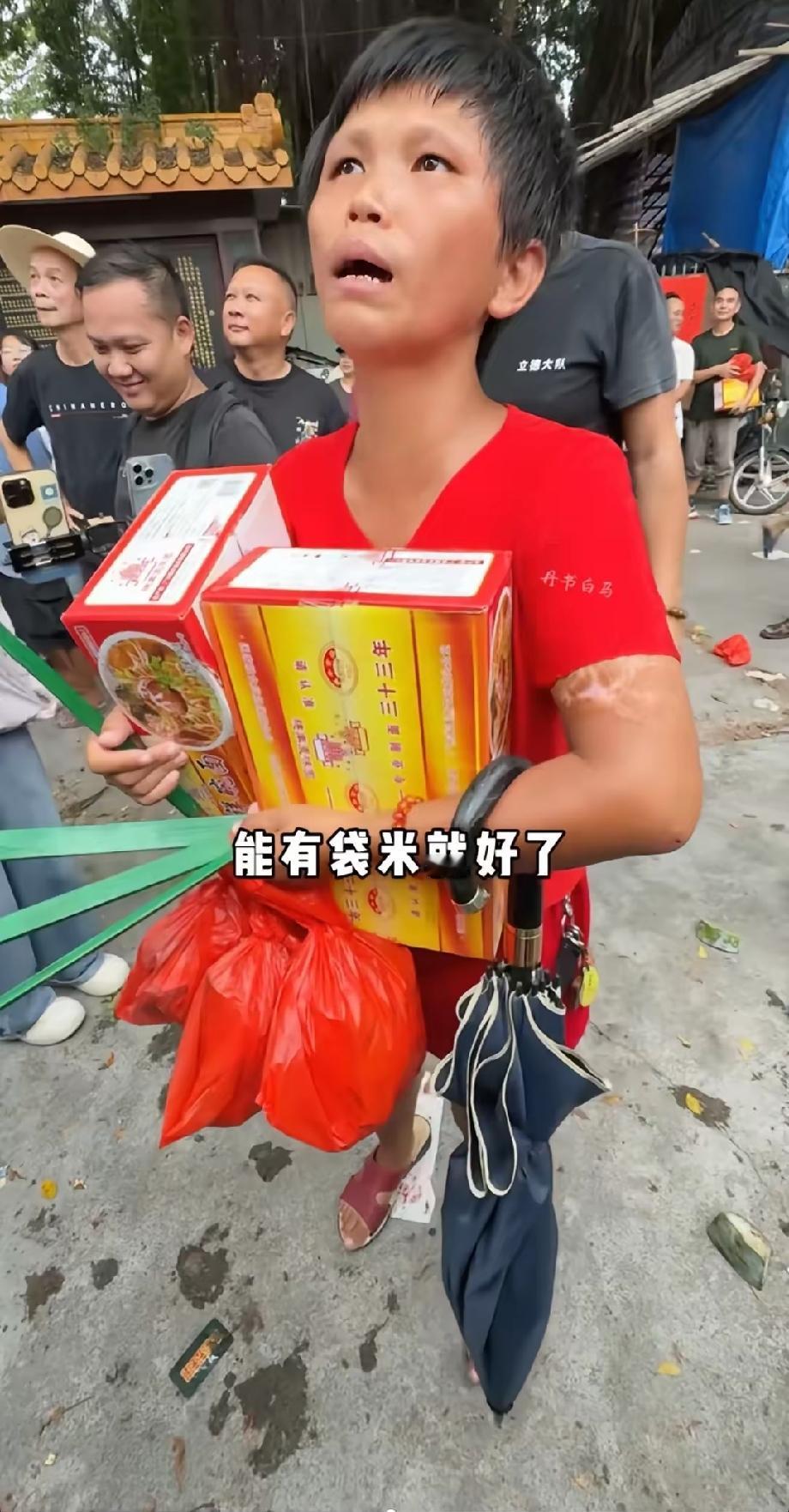 她命苦，我不意外她没哭没怨，我也不意外。真正让我意外的，是潮汕施孤现场那群帮