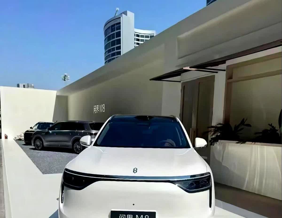 对比之下余承东输了问界M8上市1小时大定2万辆，72小时才大定4.4万辆