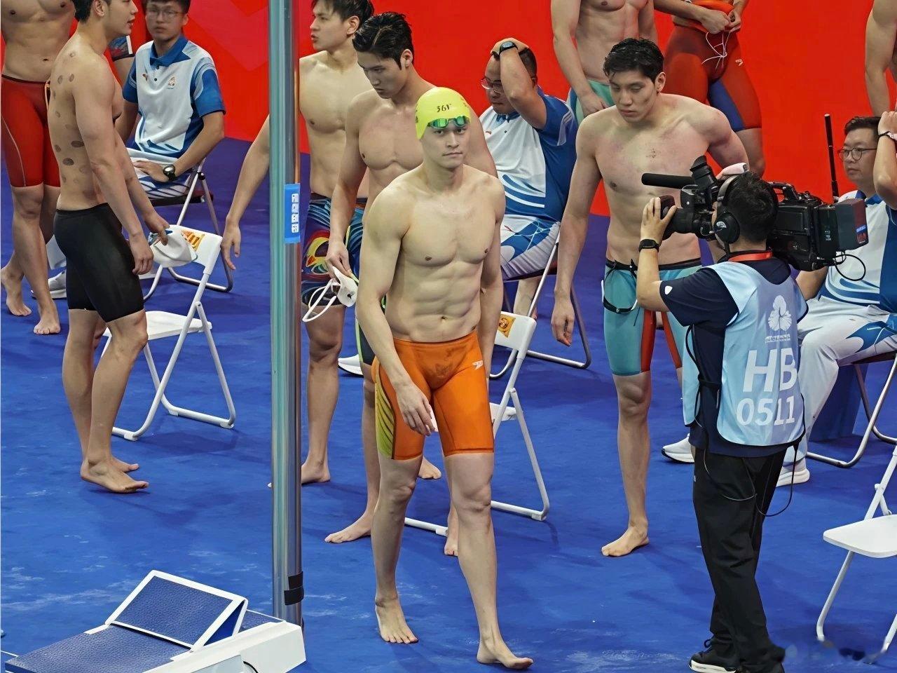 孙杨最后离开泳池向看台鞠躬随着孙杨缓缓直起身子，观众席上爆发出雷鸣般的掌声和欢呼