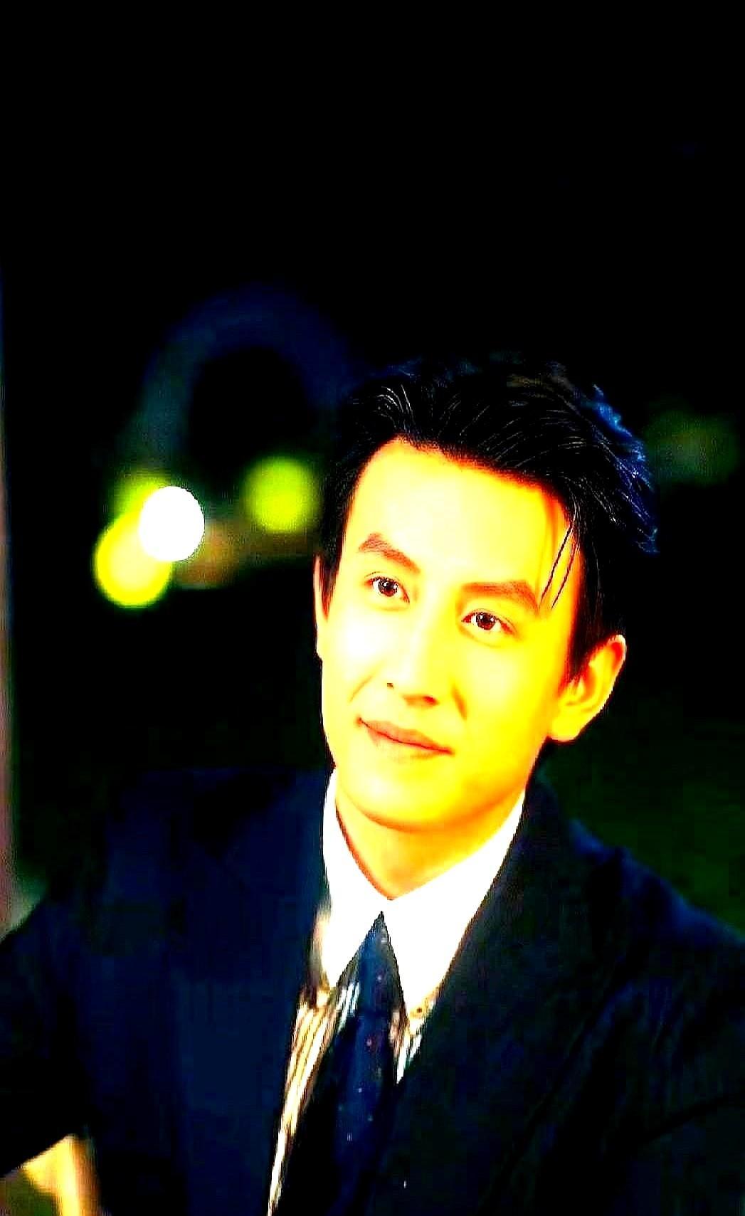 横店的演员们，昨天还靠“重生豪门”日入过万，今天蹲在路边等群演通知，一天一百二。