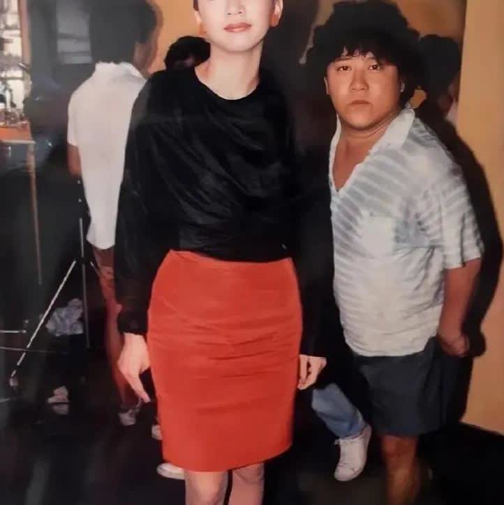 1988年，曾志伟穿着拖鞋特意跑到片场后台与梅艳芳合影。年轻时的梅艳芳确实颜值担