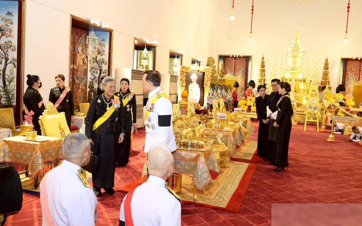 帕公主头七这一天，摄影师抓拍到泰王室互动瞬间，诗琳通公主站在前面，诗妮娜贵妃差点