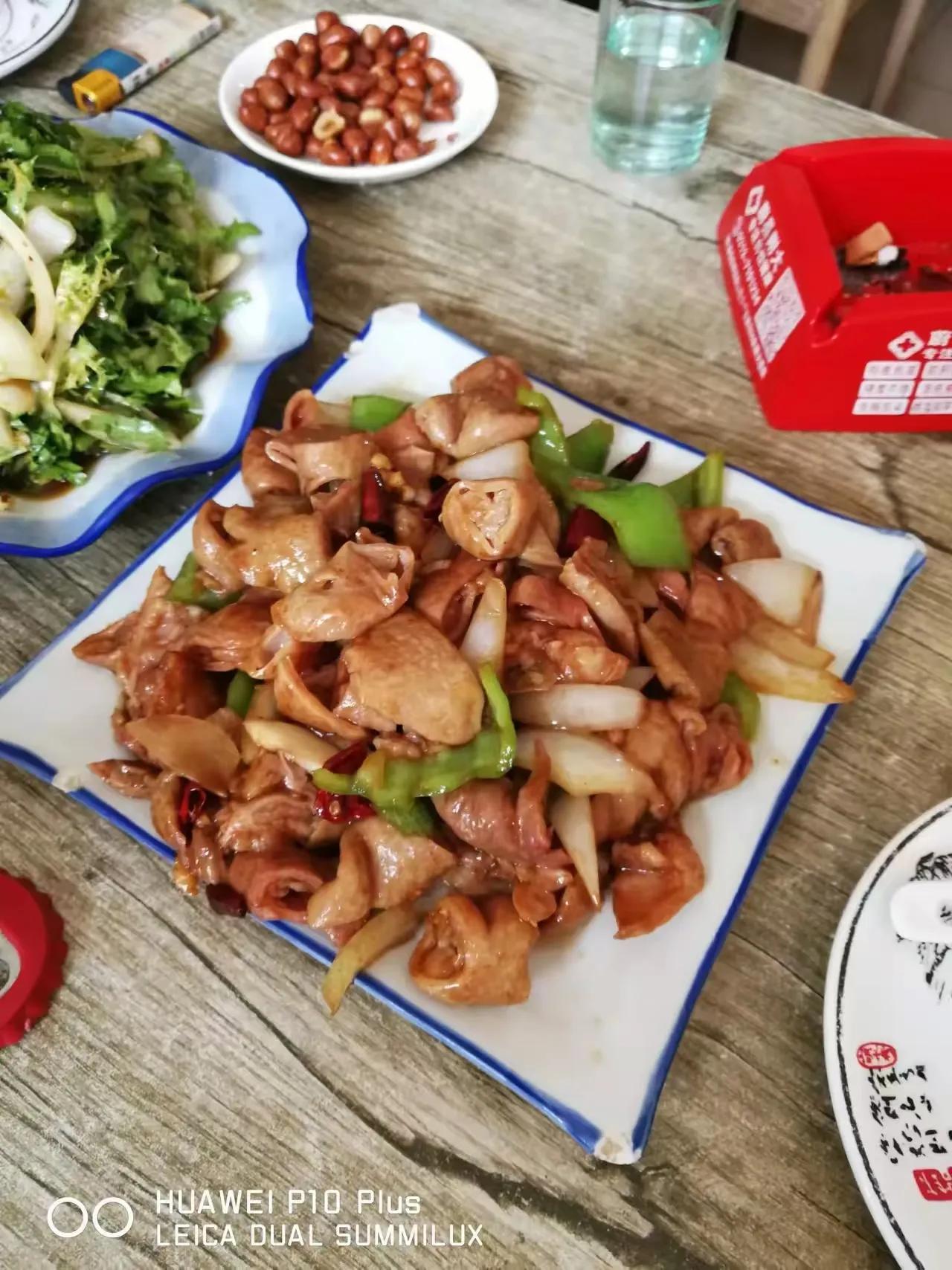 点了一盘溜肥肠，真佩服东北人的实在豪爽！一盘溜肥肠，一盘尖椒干豆腐，半斤白酒，两