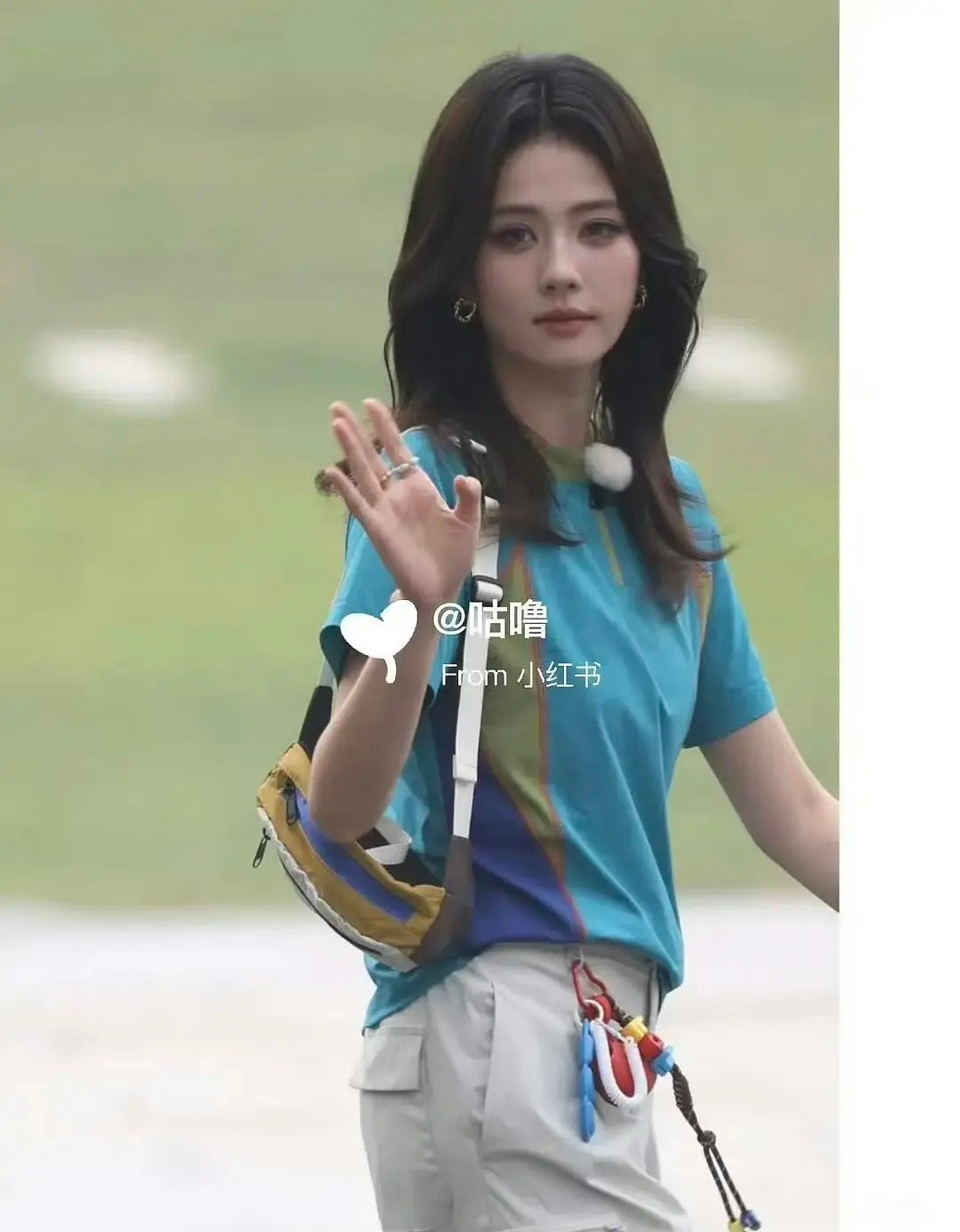 白鹿录个综艺也要化大浓妆还要假发片，生怕被别人比下去了