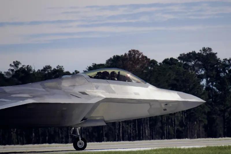 美国ShieldAI推出的X-BAT隐形无人战机着实厉害。于2025年10