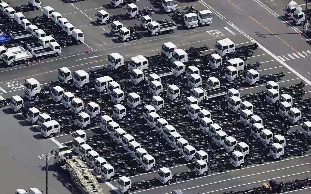 咱就说，现在马路上跑的日本车是不是变少了？前几年还满大街的丰田本田，这两年被比亚