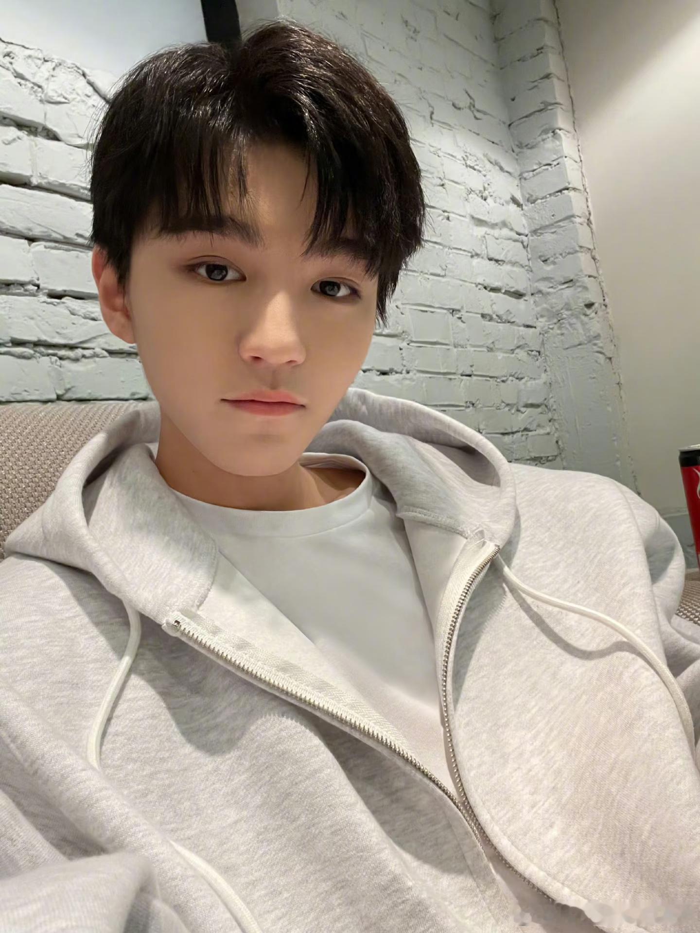 经此验证还是那个王俊凯王俊凯的自拍角度