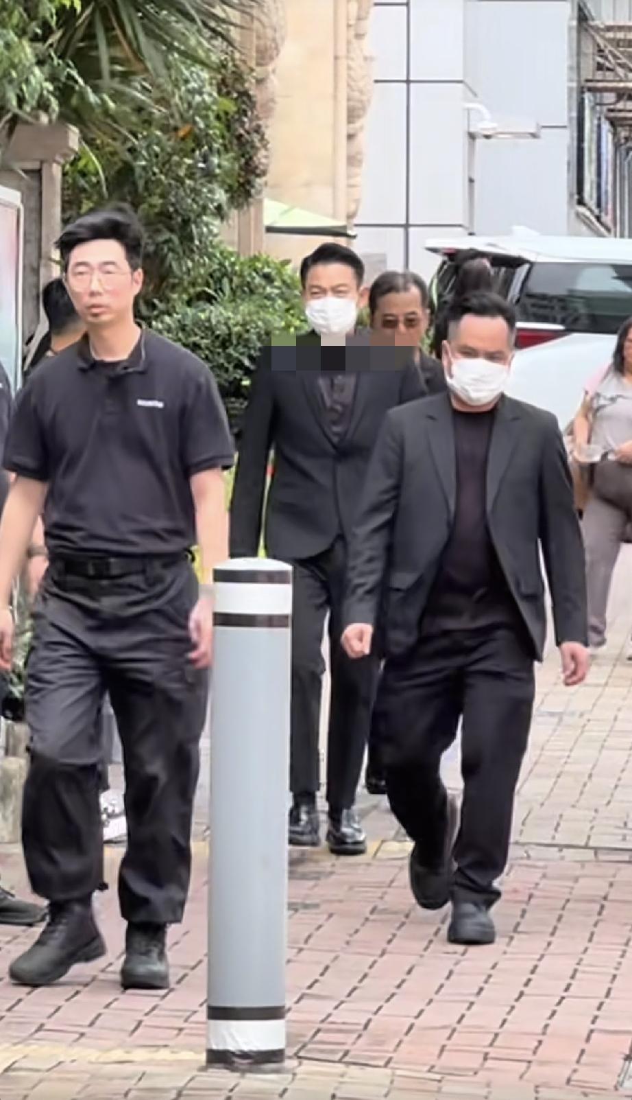 7月4日，刘德华现身香港九龙城参加钟景辉的葬礼，他穿得好厚，好像很怕冷，走路低头