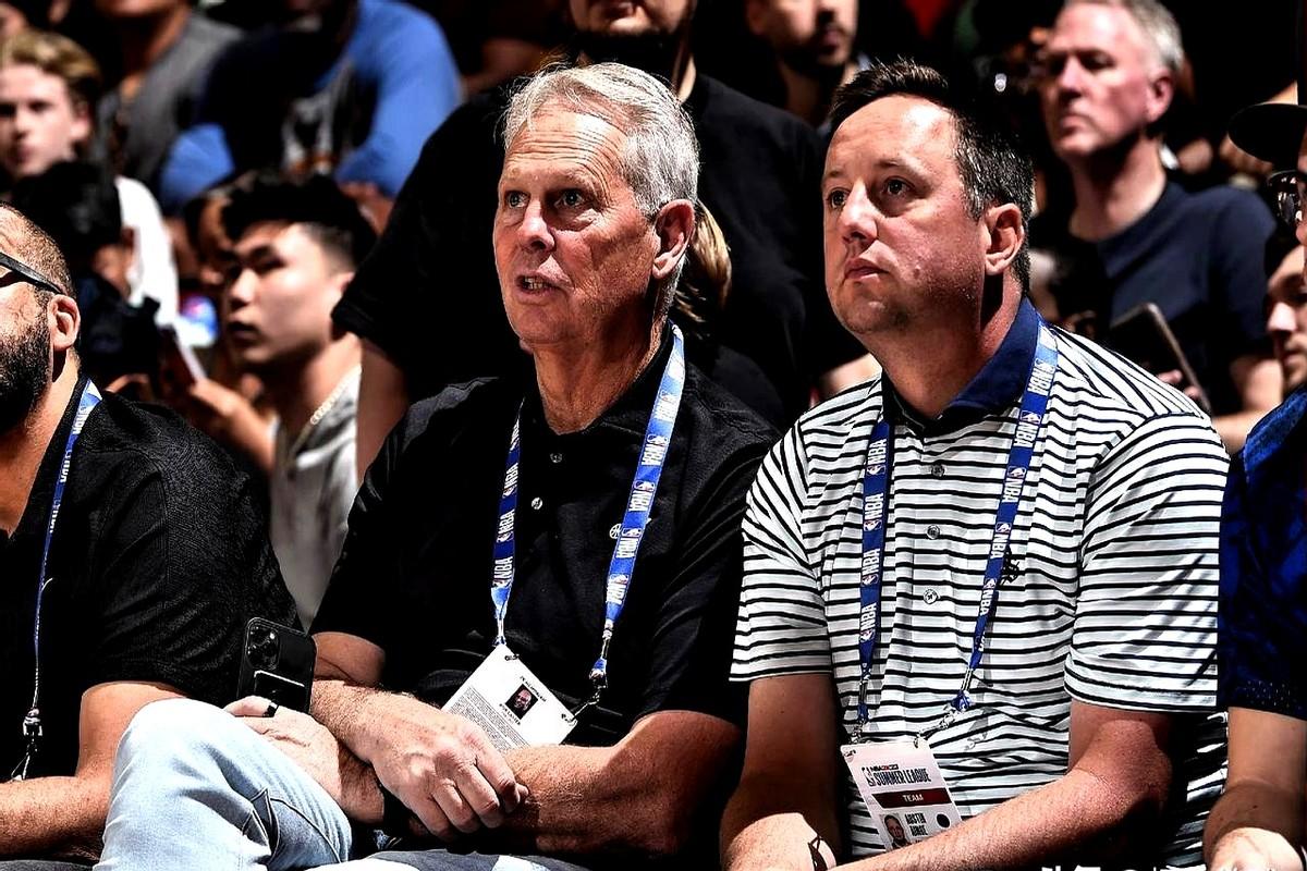 爵士总经理安吉，真是个生意人，算盘打得太精了。他想用马尔卡宁换活塞的宝贝疙瘩