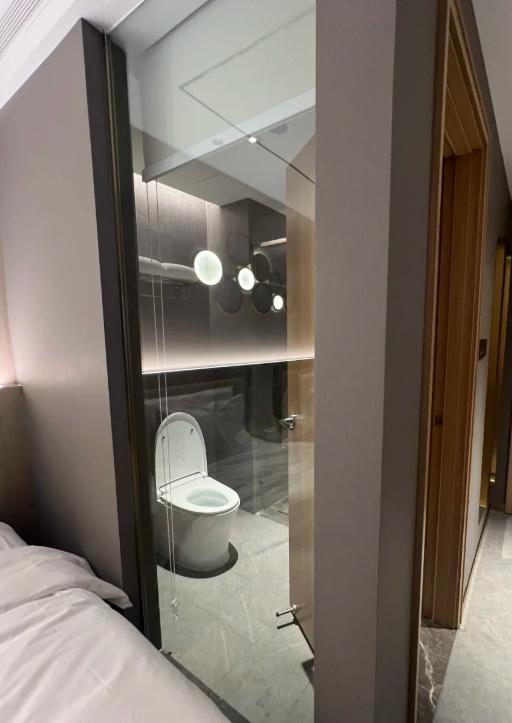 酒店浴室为啥都是透明的？和对象住过的都懂，太尴尬了！上次和闺蜜出差，洗完澡一出