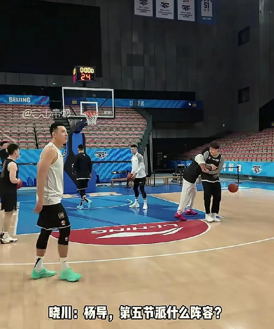 搞笑！潜力赛李晓旭对阵翟晓川？辽宁男篮和北京男篮踩场训练时，翟晓川过来问杨鸣，