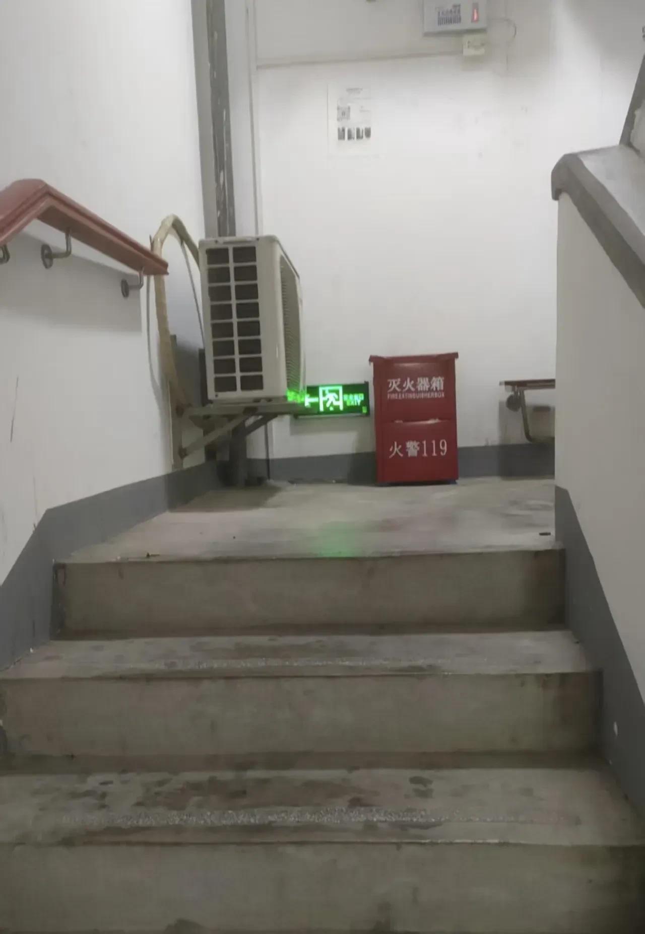 河南，一名女子下班回到家，发现自己的对门邻居在楼道的家门口安了一个空调外机，她看