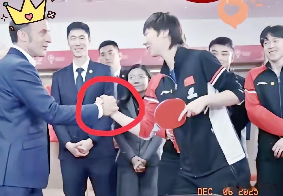 王曼昱那个握手争议居然能上热搜？我看完现场视频就笑了，这分明是标准赛场礼仪流程啊