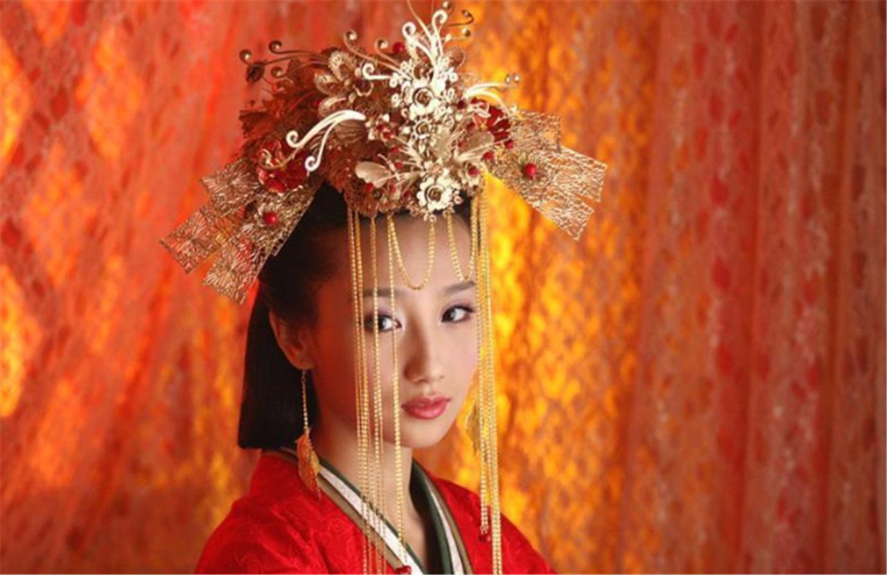 光绪年间，陆春江刚当上县令就碰到了一件奇怪的案件。乡间有个村民姓杜，女儿到了出嫁