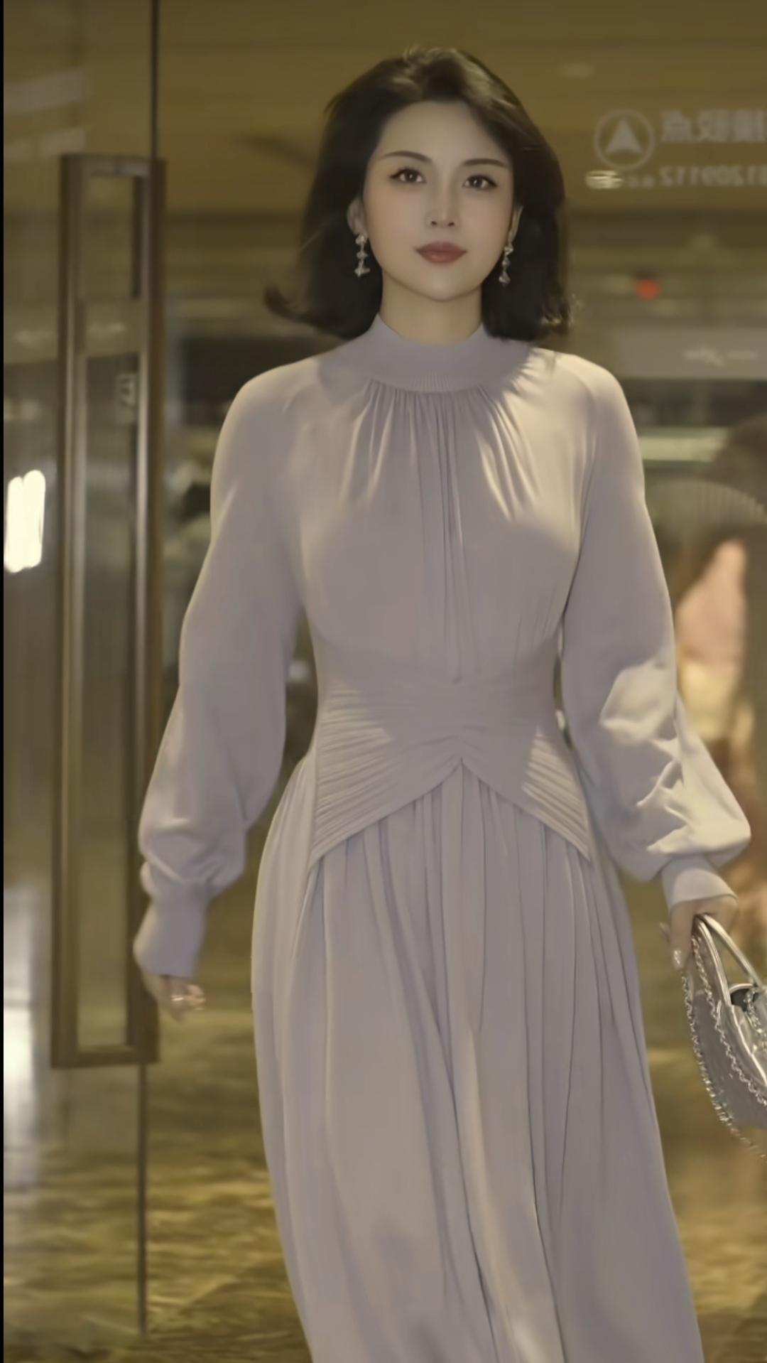 简约典雅的雪纺长裙，流露出中年女子从容淡定的内韵。