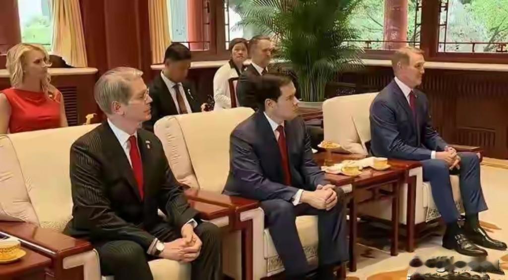 这些美国政客也不是在哪都翘二郎腿，你看他们在是个地方个个都正襟危坐，听的很认真呀