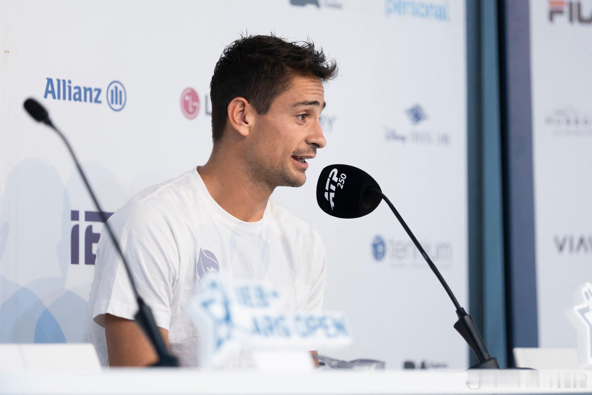 纳沃内：“我接受心理咨询已经四年了，我们经常谈论自信。自信是网球的一部分；在这个