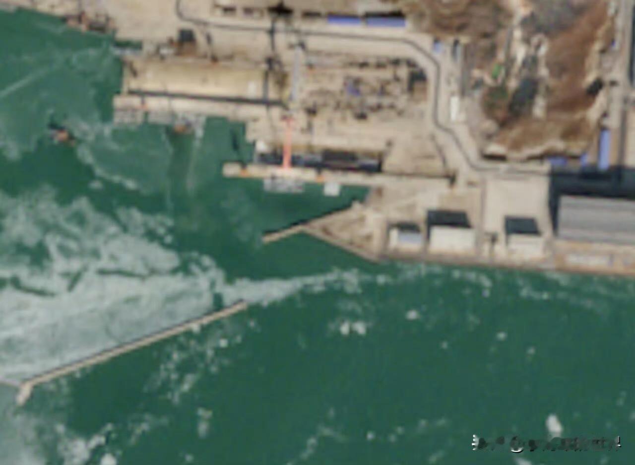 东大今年的第一艘大黑鱼下水了！按照目前的建造速度，3～4月下水一艘大黑鱼，