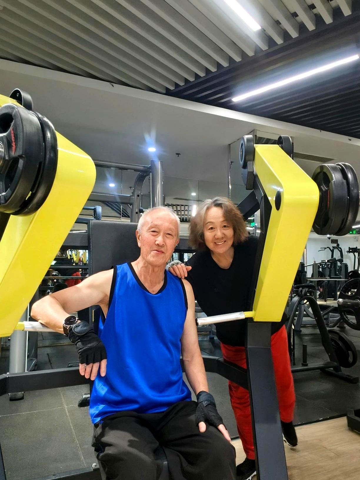 我们夫妻虽然也是古稀之年了，但是由于我们有十几年锻炼身体的底子。要是整天