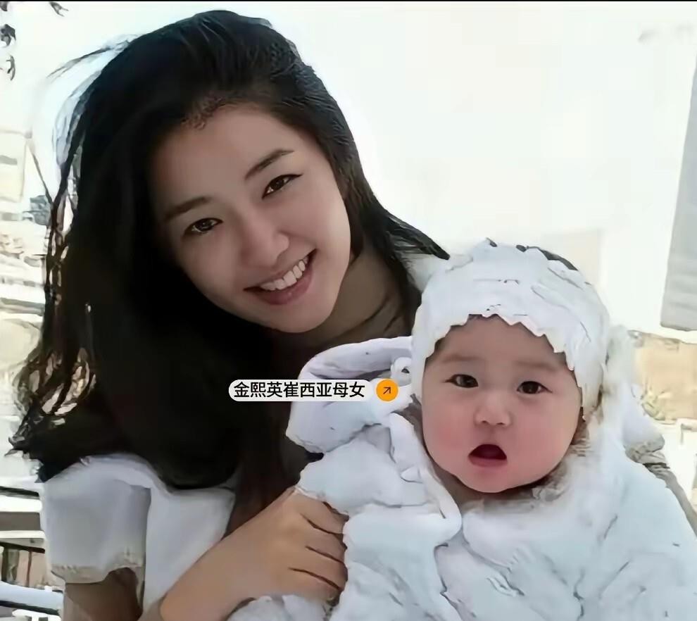 金熙英陪了崔泰源近二十年，最近又和他一起出现在纽约的正式场合，坐在三星会长李在镕和英伟达黄仁勋同一桌