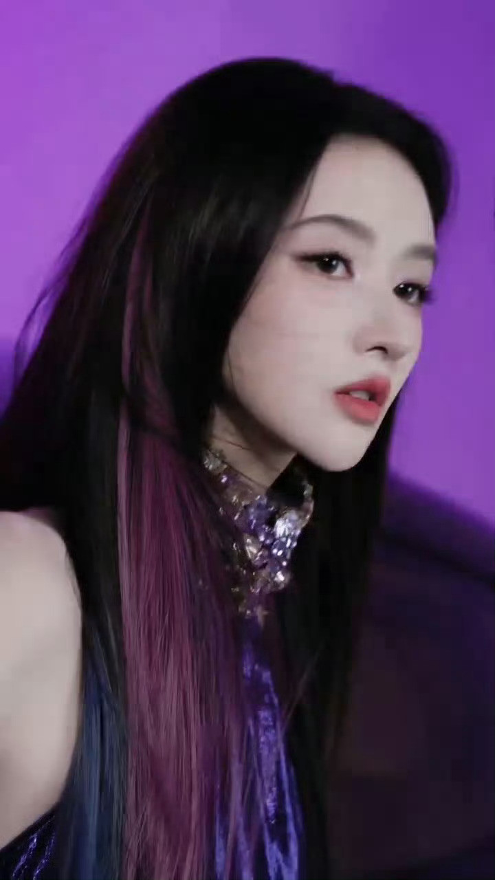 王玉雯酷飒紫裙王玉雯未来感造型王玉雯这个紫色未来感造型好酷哇！！王姐果然什么风