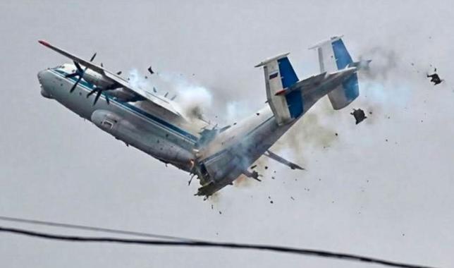 俄罗斯安-22大型运输机坠毁视频公开，空中解体飞行高度还很低，机组成员总计7人死